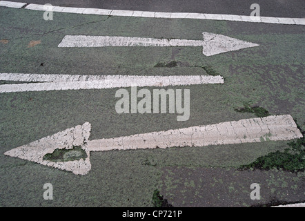 Detail des britischen Radweg Pfeile zeigen in entgegengesetzte Richtungen zeigen Stockfoto