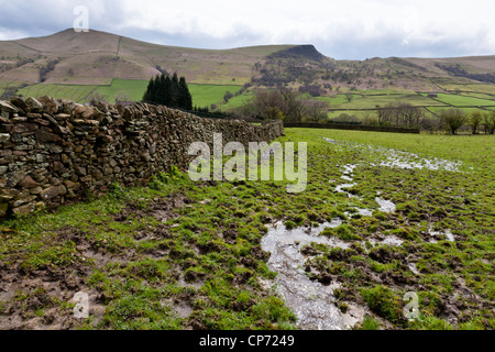 Schlammigen Felder auf nassen Farm Land. Ein Wasser angemeldet Feld auf Ackerland nach Tagen des Regens, Nether Stand, Derbyshire, Peak District, England, Großbritannien Stockfoto