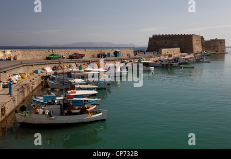 Damm mit der venezianischen Festung Rocca al Mare am Hafen von Heraklion, Kreta, Griechenland Stockfoto