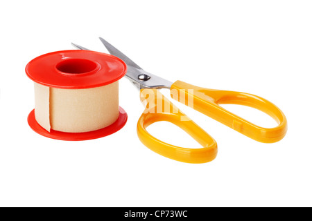 Rolle des medizinischen Heftpflaster und Schneiden Schere auf weißem Hintergrund Stockfoto