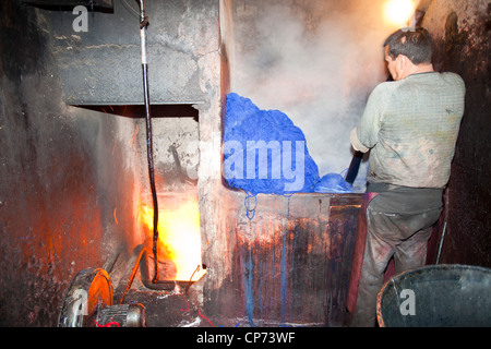 Wolle Färber bei der Arbeit in Marrakesch, Marokko. Stockfoto