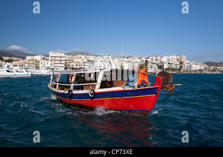 Fischer mit Fang in Agios Nikolaos, Kreta, Griechenland zurück. Stockfoto