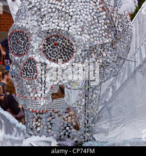 Augen-Peer aus der aufwendigen Kostüm eines der Teilnehmer in der jährlichen St. Pauls "Afrikan Karibik" Karneval Bristol 2011 Stockfoto