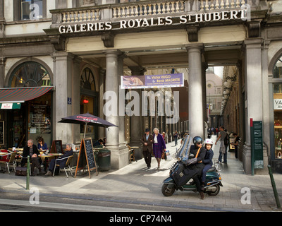 Galeries Royales St. Hubert, Brüssel, Belgien, mit alten paar einkaufen, und Mutter und Kind auf Roller. Stockfoto