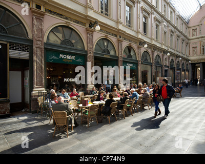 Leute sitzen in einem Café in der Galeries St Hubert, Brüssel, Belgien Stockfoto