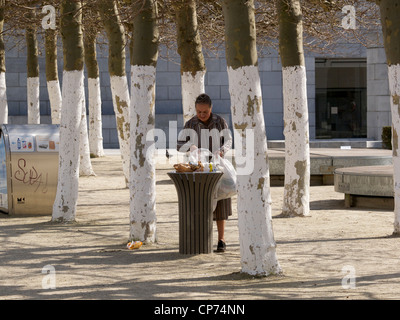 Obdachlose alte Sachen aus Mülltonne in der Sylvester-Park in Brüssel sammeln Stockfoto