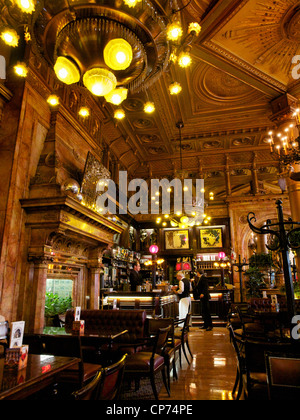 Die Bar des berühmten Hotel Metropole verfügt über eine spektakuläre historische Inneneinrichtung. Brüssel, Belgien Stockfoto