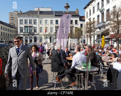 Viele Menschen genießen die Sonne während ihrer Mittagspause brechen auf der Place du Luxembourg in Brüssel, Belgien Stockfoto