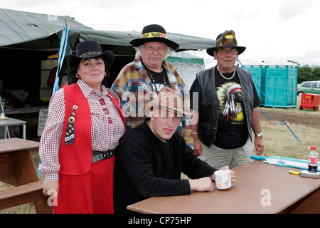 Teilnehmer in viktorianischen Kostümen auf dem Calne Country Music Festival in dem Ausstellungsgelände, Beversbrook Stockfoto