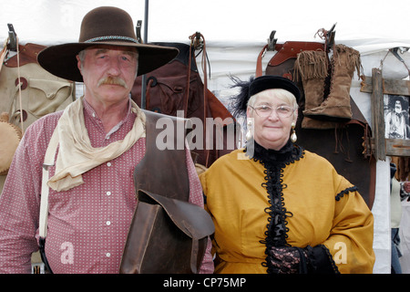 Teilnehmer in viktorianischen Kostümen auf dem Calne Country Music Festival in dem Ausstellungsgelände, Beversbrook Stockfoto