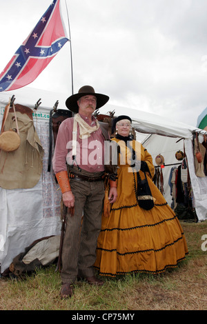 Teilnehmer in viktorianischen Kostümen auf dem Calne Country Music Festival in dem Ausstellungsgelände, Beversbrook Stockfoto