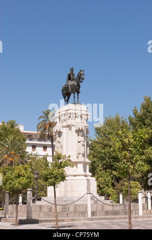 Denkmal für König Saint Ferdinand im Plaza Nueva (neuer Platz), Sevilla Stockfoto