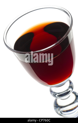 Sherry, Port oder Whisky in einem eleganten Glas und isoliert gegen weiß Stockfoto