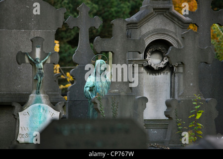 Gräber auf dem Friedhof Campo Santo in Sint-Amandsberg bei Gent, Belgien Stockfoto