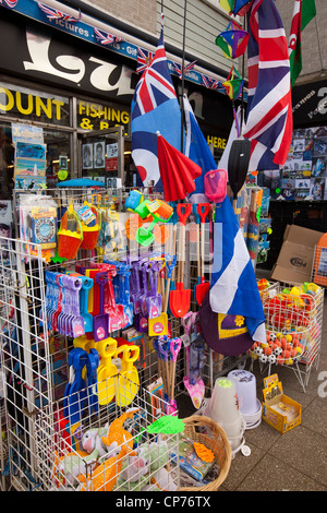 Großbritannien, England, Devon, Paignton, Torbay Road, Kunststoffeimer, Spaten und Sandburg Fahnen zum Verkauf Stockfoto