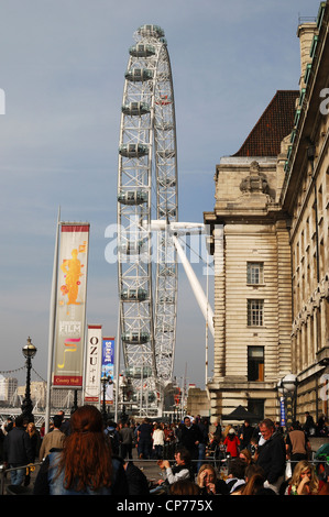 Das London Eye auf der South Bank in Westminster. London. England. Mit Massen von Touristen vor McDonalds Restaurant. Stockfoto
