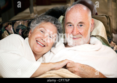 Porträt von senior Liebespaar im Bett zusammen. Stockfoto