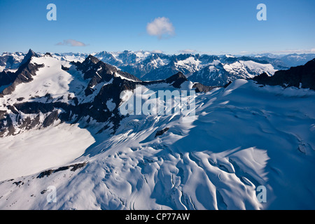 Luftaufnahme der Berg- und Gletscherwelt im Küstengebirge nördlich von Haines, südöstlichen Alaska, Sommer Stockfoto