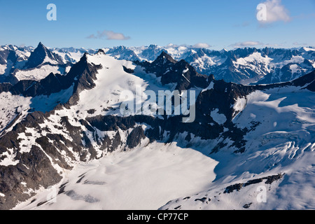 Luftaufnahme der Berg- und Gletscherwelt im Küstengebirge nördlich von Haines, südöstlichen Alaska, Sommer Stockfoto