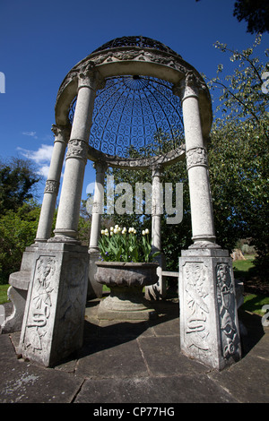 Cholmondeley Schlossgärten. Malerische Frühjahr Blick auf eine Laube mit Tempelgarten im Hintergrund. Stockfoto