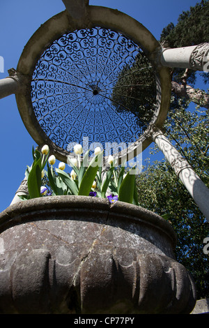 Cholmondeley Schlossgärten. Malerische Frühjahr Blick auf eine Laube mit Tempelgarten im Hintergrund. Stockfoto