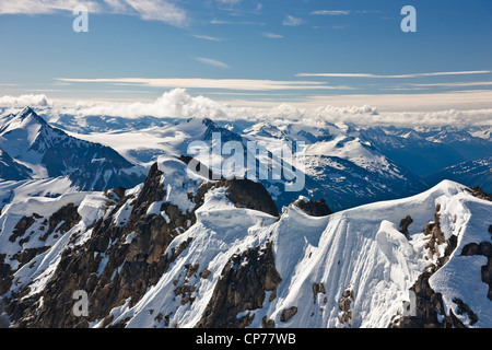 Luftaufnahme der Berg- und Gletscherwelt im Küstengebirge nördlich von Haines, südöstlichen Alaska, Sommer Stockfoto