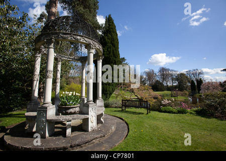 Cholmondeley Schlossgärten. Malerische Frühjahr Blick auf eine Laube mit Tempelgarten im Hintergrund. Stockfoto