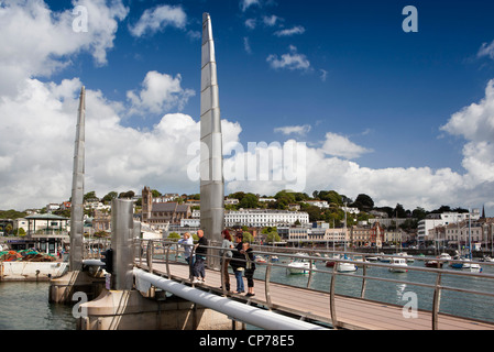 Großbritannien, England, Devon, Torquay, neue anhebende Fußgängerbrücke über den Inner Harbour Stockfoto