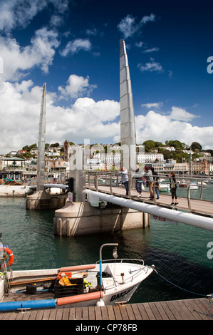 Großbritannien, England, Devon, Torquay, neue anhebende Fußgängerbrücke über den Inner Harbour Stockfoto