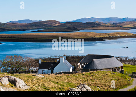 Landschaft, Callanish Standing stones, Besucherzentrum und Loch Ceann Huabhig Stockfoto