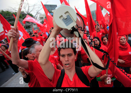 Israelis nehmen an der 1. Mai-Demonstration zum Internationalen Arbeitertag in Tel Aviv, Israel, Teil Stockfoto
