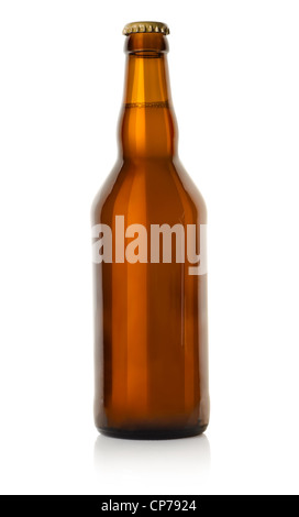 Bier in einer braunen Flasche isoliert auf einem weißen Hintergrund. Clipping-Pfad Stockfoto