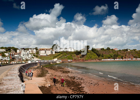 Großbritannien, England, Devon, Torquay, Goodrington Sand, Besucher am Strand in der Nähe von Roundham Head bei Flut Stockfoto