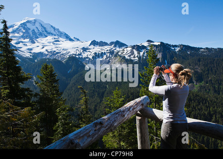 Eine Frau, die ein Bild auf der nordwestlichen Seite des Mount Rainier, Mount-Rainier-Nationalpark, Washington, USA. Stockfoto