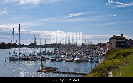 SHOREHAM-ON-SEA, WEST SUSSEX, Großbritannien - 30. APRIL 2012: Boote am Fluss Adur Stockfoto