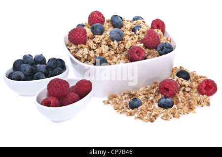 Müsli mit frischen Himbeeren und Heidelbeeren isoliert auf weißem Hintergrund Stockfoto