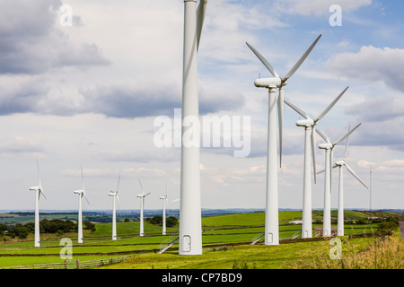 Doppelreihe von Windkraftanlagen an einem windigen Tag an Royd Moor, Penistone, Yorkshire. Stockfoto