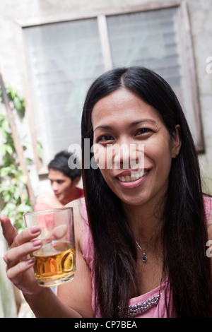 Frau trinkt Bier. Lapu-Lapu City, Metro Cebu Mactan Island, Visayas, Philippinen. Stockfoto