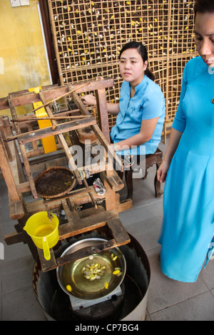 Seiden Sie Faden Spinnen der Seide Fabrik in Hoi an - Vietnam Stockfoto