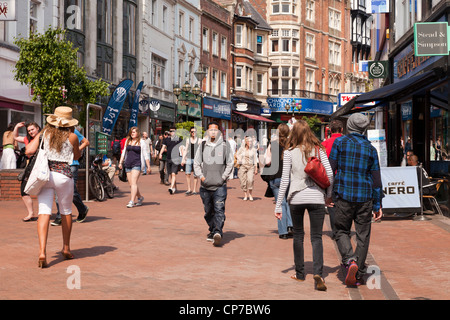 Eine geschäftige Szene in Old Christchurch Road, einer der wichtigsten Einkaufsstraßen Bournemouths mit Massen von Menschen zu Fuß. Stockfoto