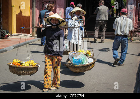 Obsthändler an der Straße von Hue, Vietnam Stockfoto