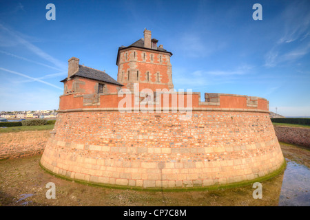 Die Vauban-Turm auf der Hafen Bar bei Camaret-Sur-Mer auf der Halbinsel Crozon, Finistere, Bretagne, Frankreich Stockfoto