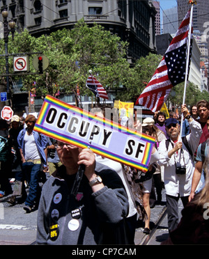 San Francisco Demonstranten halten Sie Zeichen und kopfüber amerikanische Flaggen protestieren am Maifeiertag an der Market Street zu besetzen Stockfoto