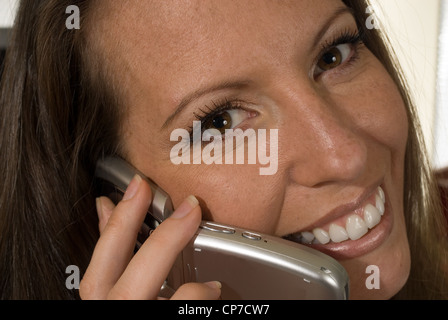 Hübsche Sekretärin oder administrativen Assistenten sprechen auf Handy im Büro Stockfoto