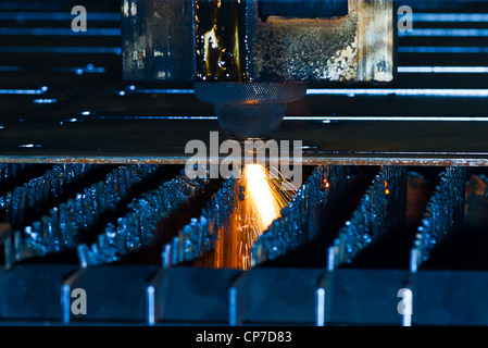 Laserschneiden mit Funken hautnah Stockfoto