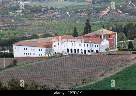 Kloster mit Weinberg liegt in der Region Conca de Barbera. Katalonien, Spanien Stockfoto