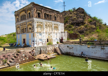 Jungen schwimmen in den Tank des Haveli außerhalb Rhotas Fort in der Provinz Punjab, Pakistan Stockfoto