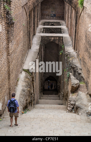 Touristischen Abstieg in einen Schritt gut im Rhotas Fort, Provinz Punjab, Pakistan Stockfoto