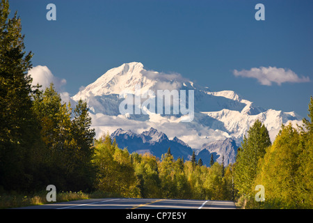 Ansicht des Parks Highway mit Mount McKinley im Hintergrund, Yunan Alaska, Herbst Stockfoto