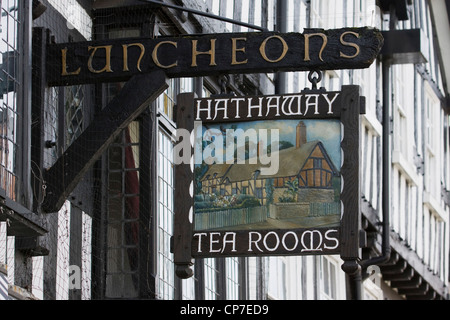 Die Hathaway Teestuben unterzeichnen in Stratford Upon Avon England am Fluss Avon Stockfoto